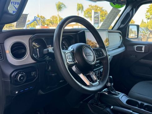 Used 2024 Jeep Wrangler Unlimited Sahara AWD/4WD image 9