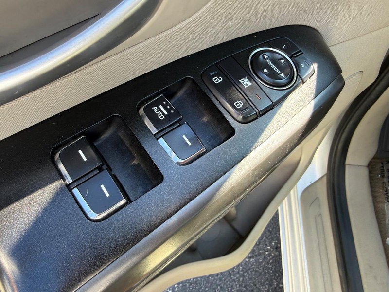 Used 2016 Kia Sedona L FWD image 16
