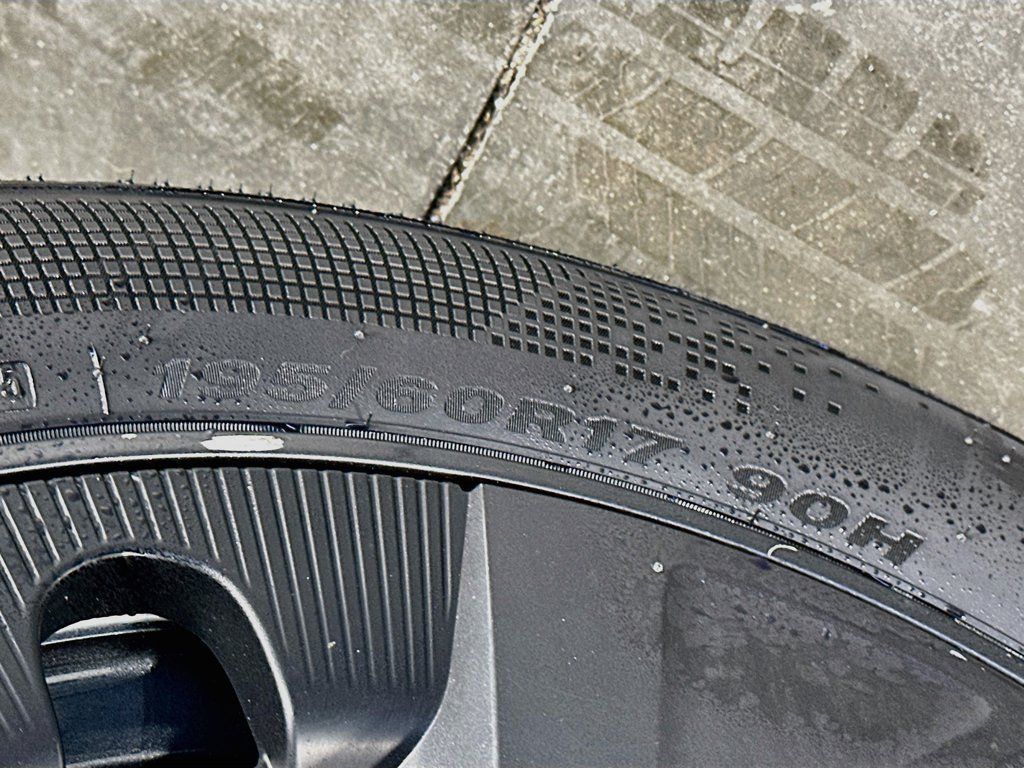 Used 2025 Toyota Prius LE FWD image 33