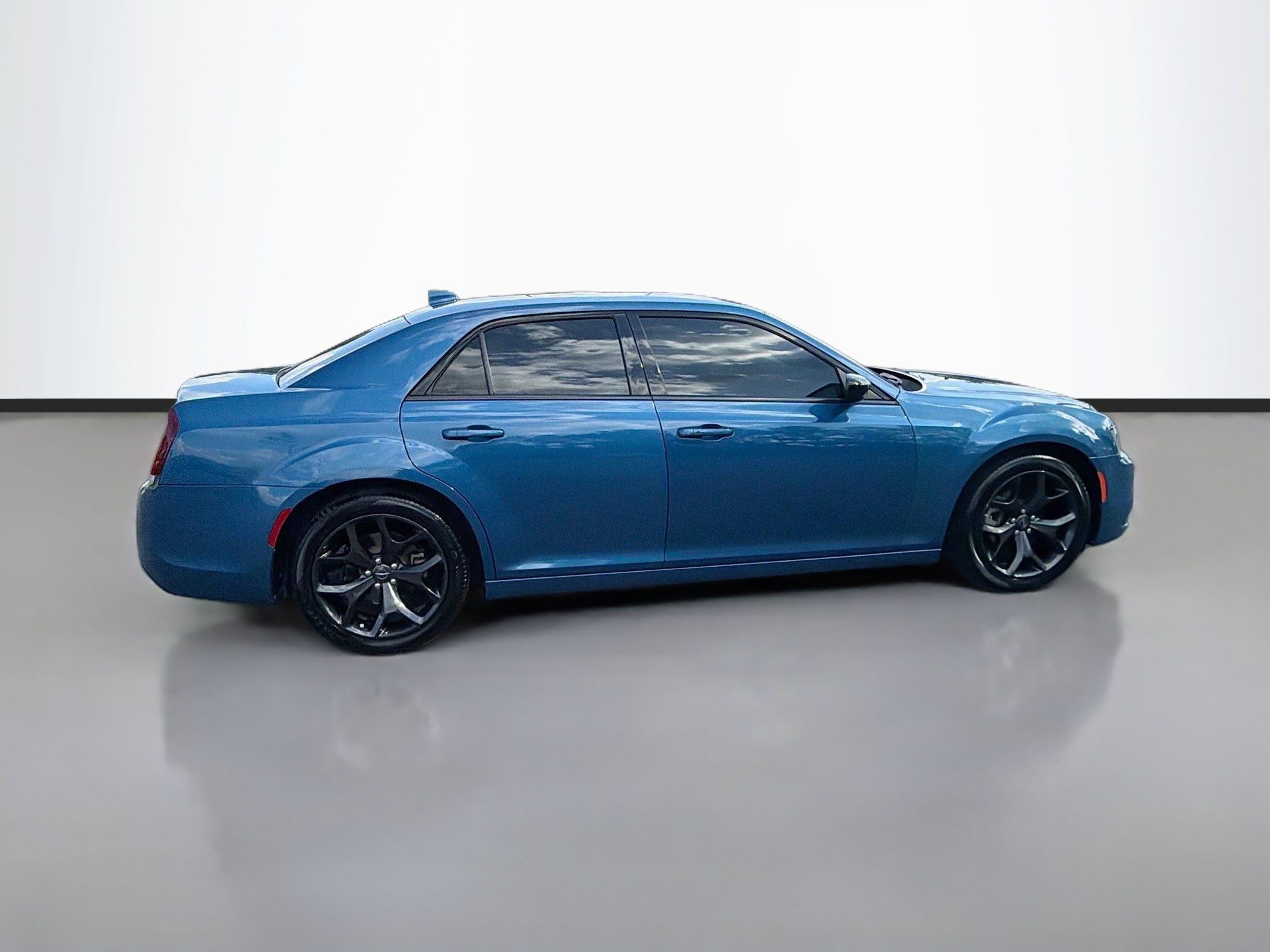 Used 2022 Chrysler 300 Touring w/ Sport Appearance Package RWD image 4