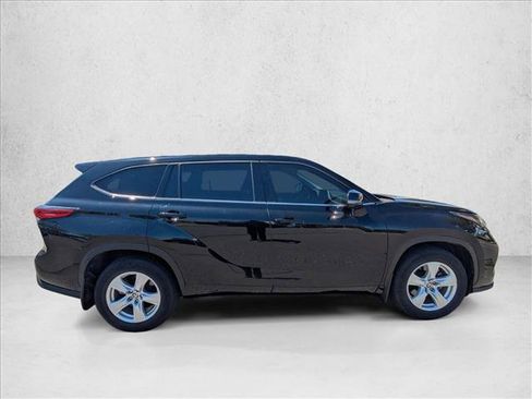 Used 2021 Toyota Highlander LE AWD/4WD image 4