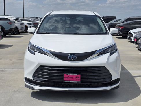 Used 2021 Toyota Sienna LE image 4