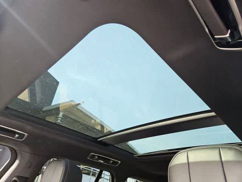 Used 2025 Land Rover Range Rover SE image 17