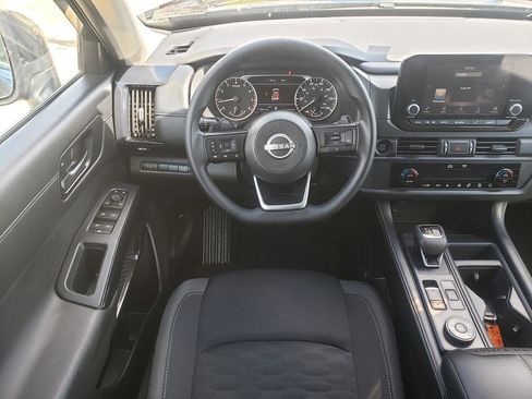 Used 2025 Nissan Pathfinder S AWD/4WD image 16