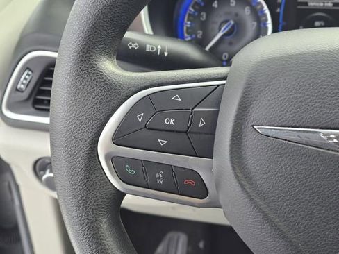 Used 2017 Chrysler Pacifica Touring image 22