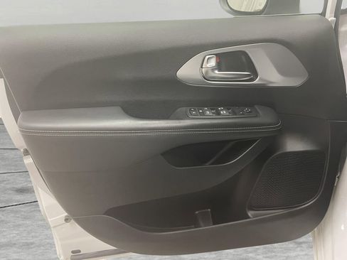 Used 2023 Chrysler Pacifica Touring FWD image 17