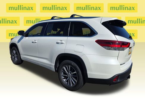 Used 2018 Toyota Highlander XLE w/ Carpet Mat Package (TMS) FWD image 12