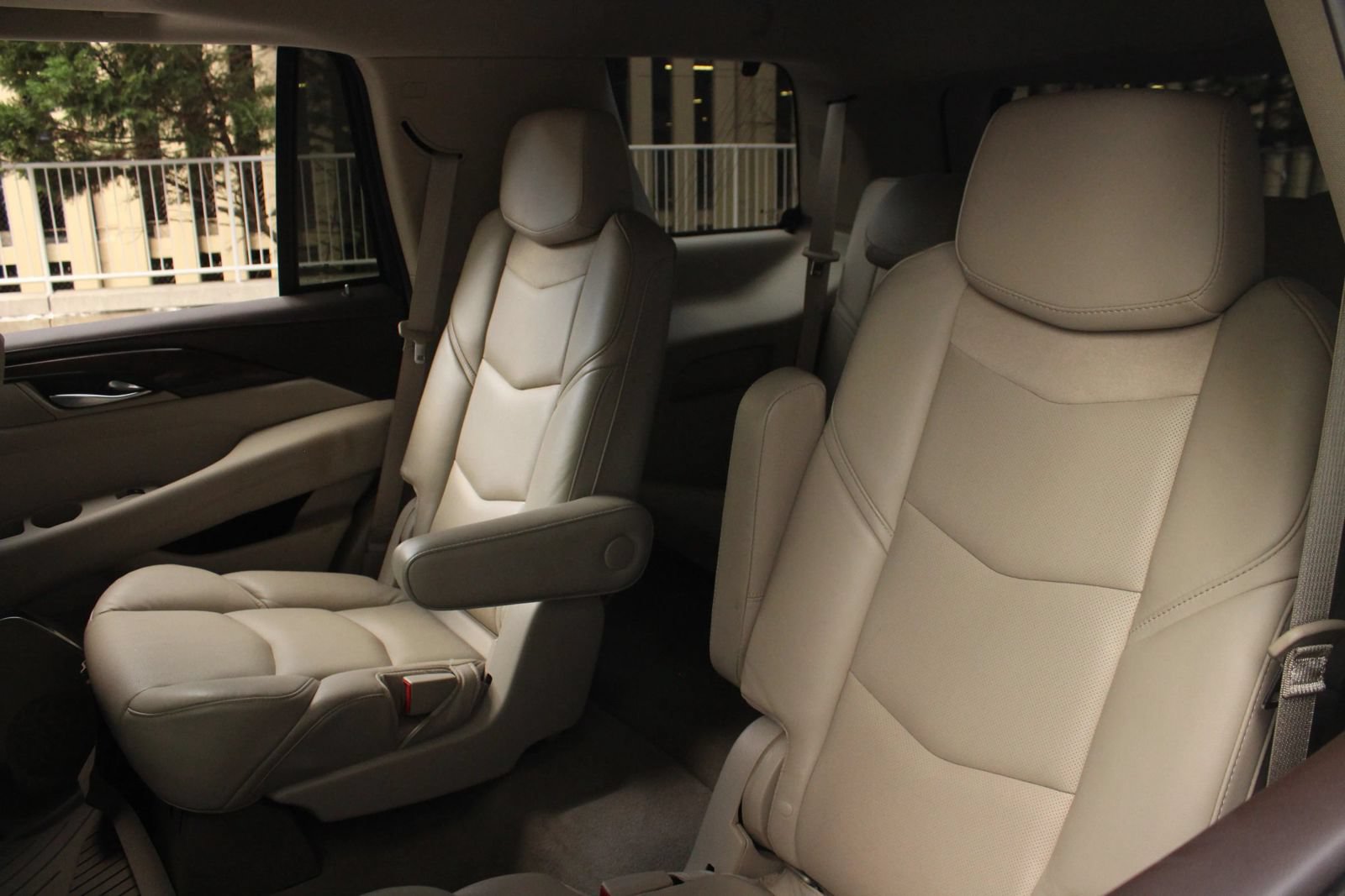 Used 2016 Cadillac Escalade Luxury AWD/4WD image 18