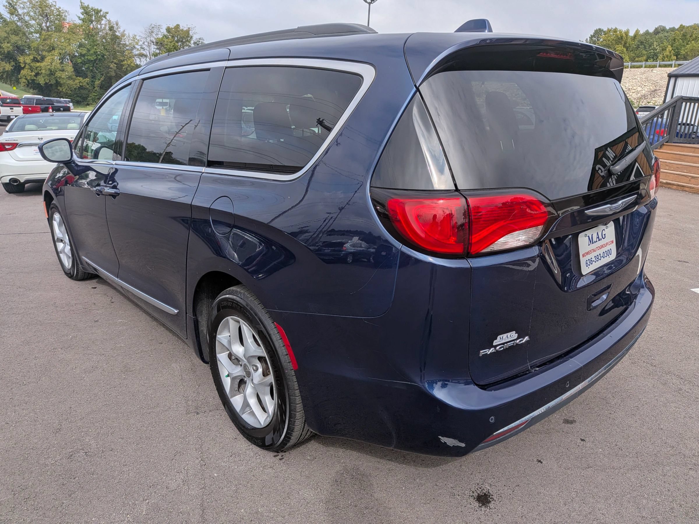 Used 2017 Chrysler Pacifica Touring-L w/ Tire & Wheel Group FWD image 4
