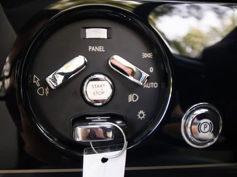 Used 2016 Rolls-Royce Phantom Drophead Coupe image 35