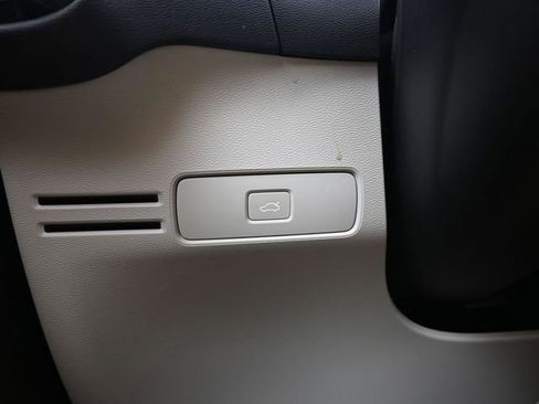 Used 2023 Volvo XC40 B5 Ultimate w/ Climate Package image 28