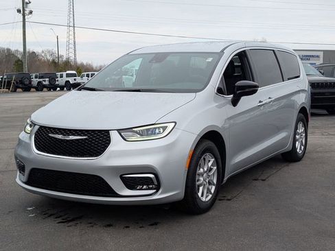 New 2026 Chrysler Pacifica Select image 4