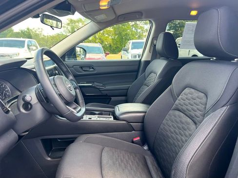 Used 2025 Nissan Pathfinder SV image 4