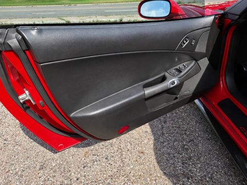 Used 2006 Chevrolet Corvette Convertible w/ Preferred Equipment Group RWD image 10