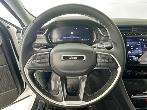 Used 2023 Jeep Grand Cherokee Laredo image 11