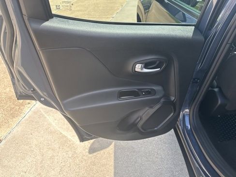 Used 2022 Jeep Renegade Latitude image 24