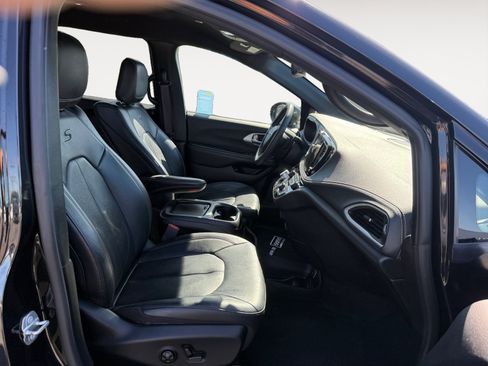 Used 2022 Chrysler Pacifica Touring-L w/ Uconnect Theater Family Group FWD image 19