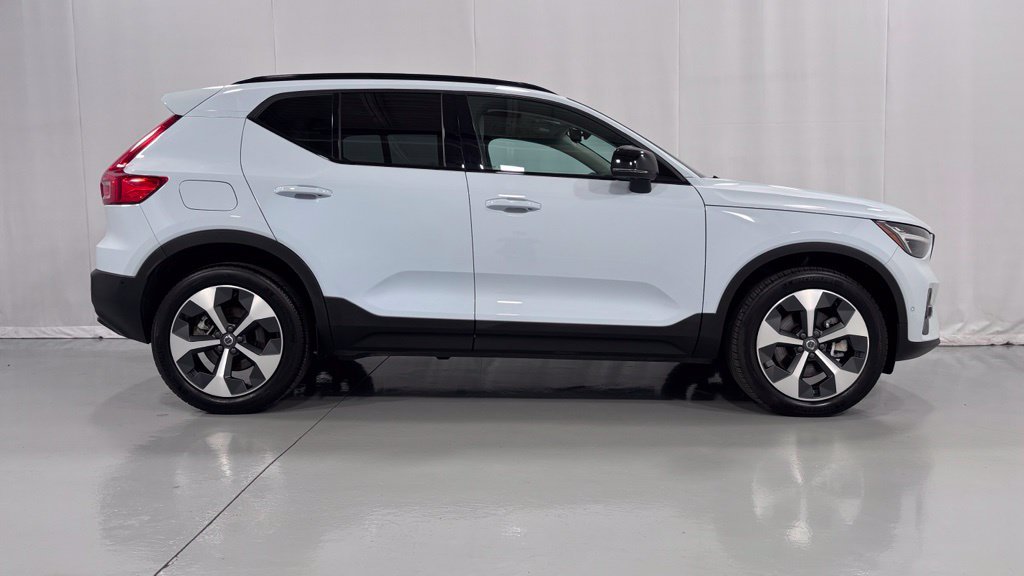Certified 2026 Volvo XC40 B5 Plus AWD/4WD image 5
