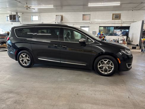 Used 2018 Chrysler Pacifica Limited image 5