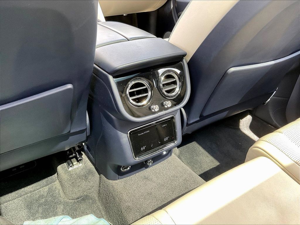Used 2021 Bentley Bentayga AWD/4WD image 10
