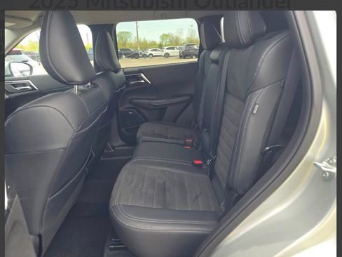 Used 2025 Mitsubishi Outlander AWD image 14