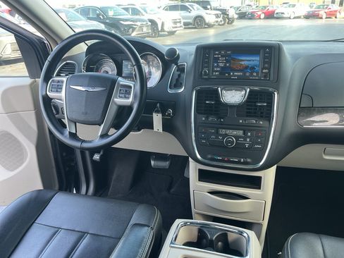 Used 2016 Chrysler Town & Country Touring FWD image 47