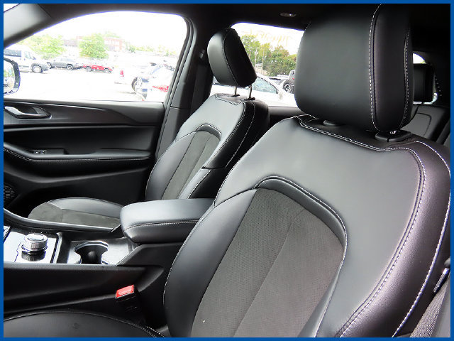 Used 2025 Jeep Grand Cherokee Altitude AWD/4WD image 12