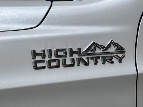 Used 2025 Chevrolet Tahoe High Country AWD/4WD image 13