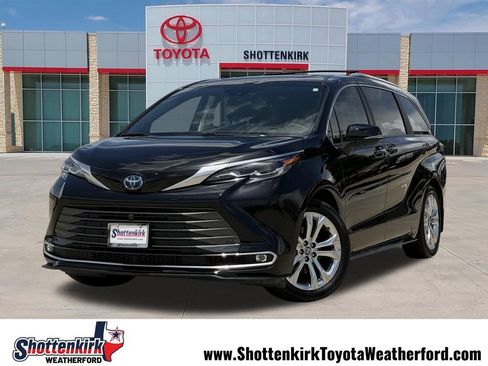 Used 2024 Toyota Sienna Platinum FWD image 1