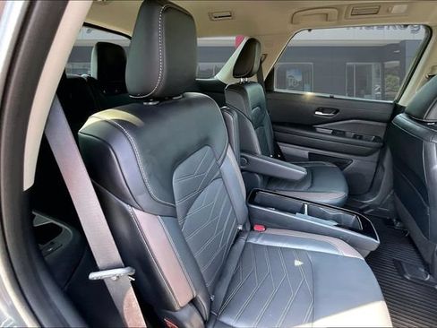 Used 2023 Nissan Pathfinder Platinum FWD image 24