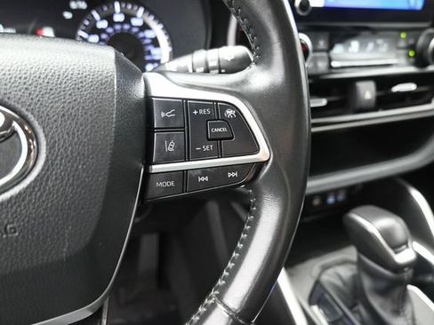 Used 2024 Toyota Highlander LE FWD image 6