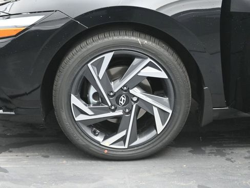 Used 2025 Hyundai Elantra Limited FWD image 37