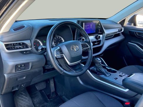 Used 2023 Toyota Highlander LE FWD image 17