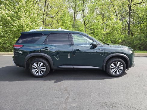 Used 2025 Nissan Pathfinder SL AWD/4WD image 2
