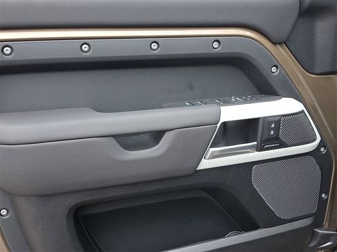 Used 2024 Land Rover Defender 110 X-Dynamic SE image 13