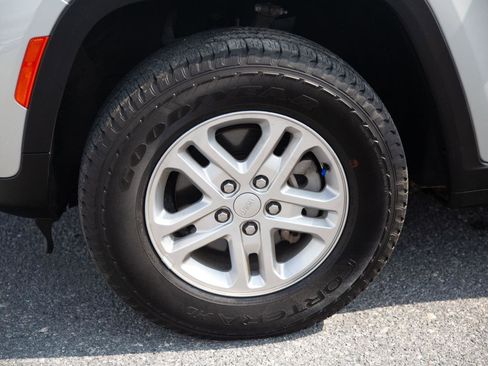 Used 2023 Jeep Grand Cherokee Laredo image 17