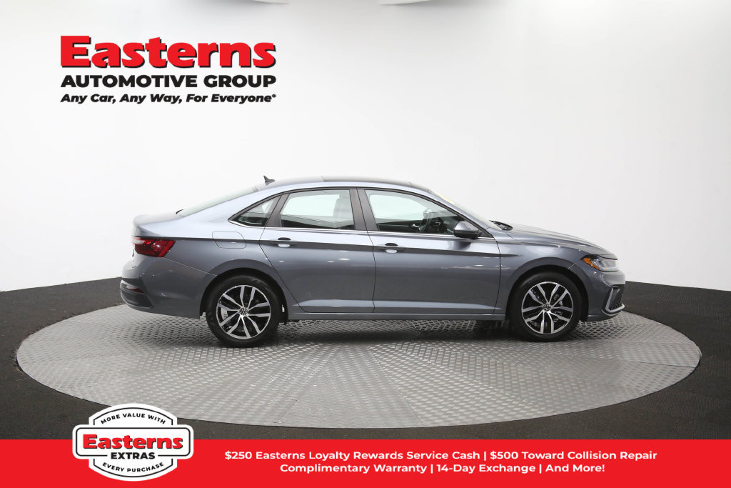 Used 2025 Volkswagen Jetta SE FWD image 44