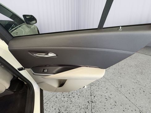 Used 2023 Cadillac XT4 Luxury w/ Cold Weather Package AWD/4WD image 16