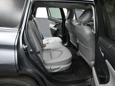 Used 2023 Toyota Highlander XLE image 34
