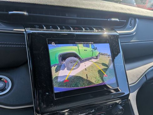 New 2025 Jeep Grand Cherokee Altitude image 18