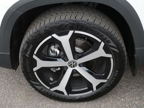 Certified 2025 Volkswagen Taos SEL image 15