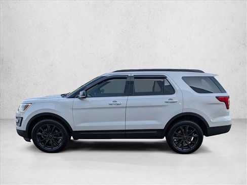 Used 2017 Ford Explorer XLT w/ Equipment Group 202A AWD/4WD image 9