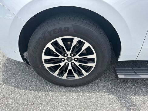Used 2025 Ford Expedition Platinum AWD/4WD image 11