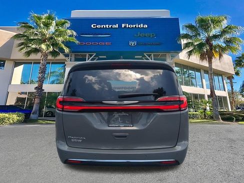 Used 2023 Chrysler Pacifica Touring-L FWD image 6