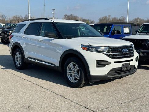 Used 2021 Ford Explorer XLT image 2