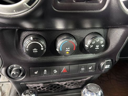 Used 2017 Jeep Wrangler Unlimited Rubicon AWD/4WD image 35
