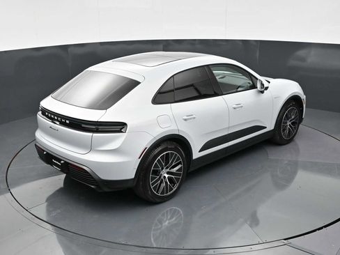 New 2026 Porsche Macan 4 Electric image 40