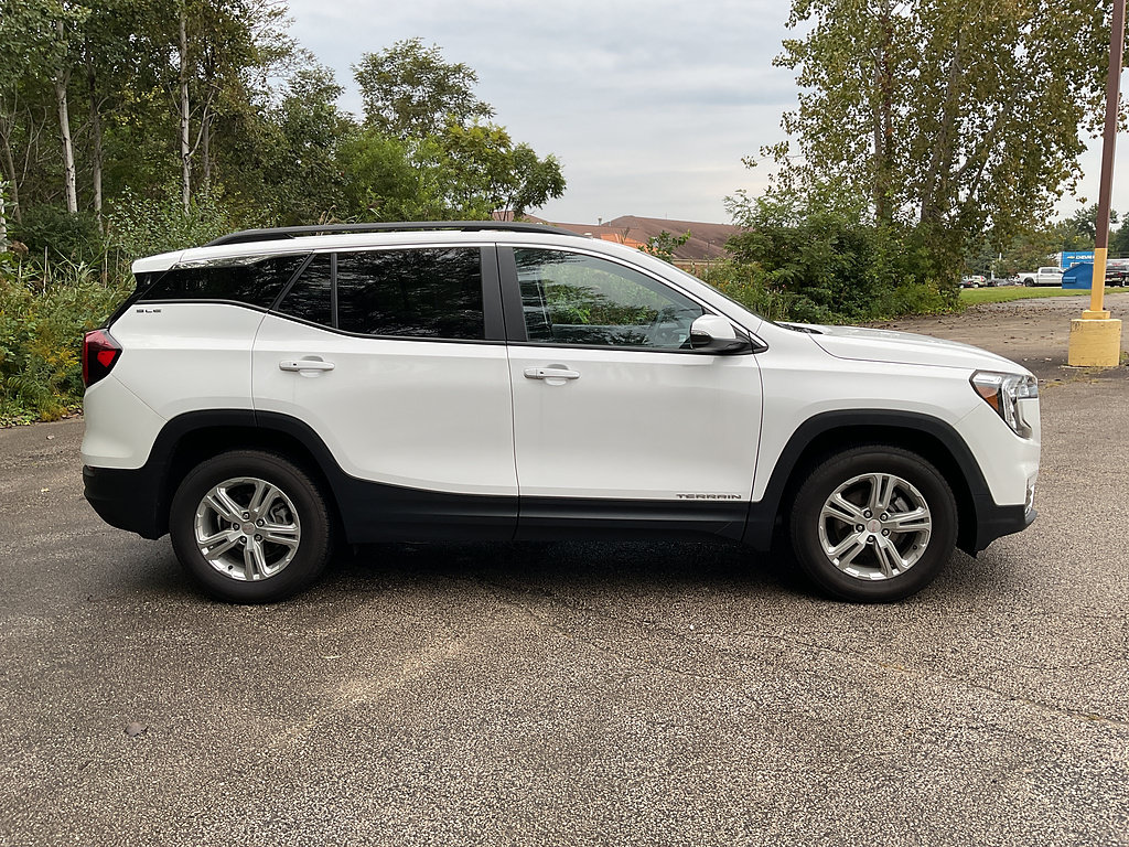 Used 2024 GMC Terrain SLE w/ Driver Convenience Package AWD/4WD image 4