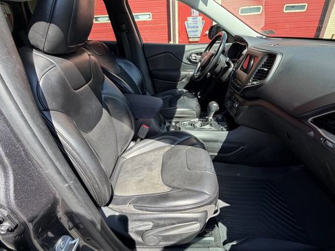 Used 2019 Jeep Cherokee Latitude Plus AWD/4WD image 35