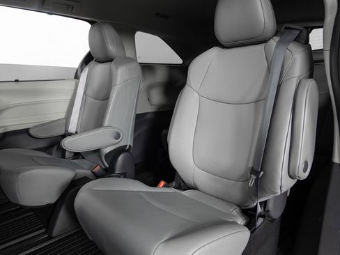 Used 2023 Toyota Sienna XLE image 17